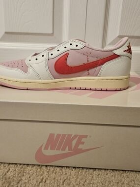 Nike JORDAN 1  TRAVIS SCOTT Men’s Pink & Red Low-Top Sneakers
